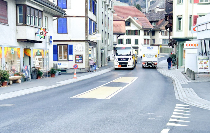 Auf der Frutiger Ortsdurchfahrt gilt zwar weiterhin Tempo 50. Gleichwohl wurden an mehreren Stellen Fussgängerstreifen durch Schutzinseln ersetzt. BILD: HANS RUDOLF SCHNEIDER