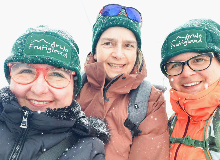 Das Erfolgsteam (v.l.): Silvana Fuhrer, Institutionsleiterin Myriam Heidelberger Kaufmann und Priska Fuhrer. BILD: ARWO FRUTIGLAND
