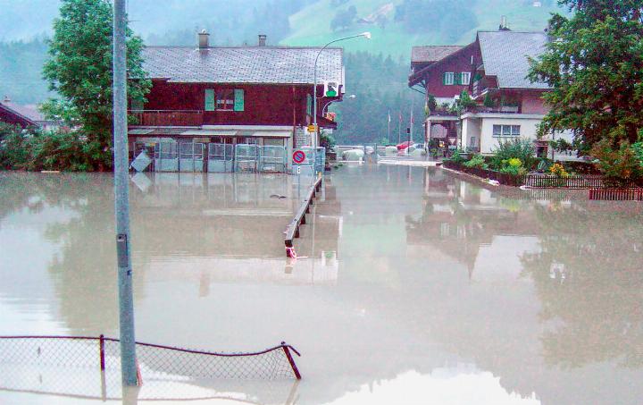 Die Bahnhofstrasse Reichenbach im Jahr 2005: Der Schwarzbach flutete die tiefliegenden Gebäude. BILDER: ZVG