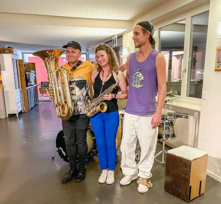 Nicole Johänntgen (Mitte) mit ihrer Band. BILDER: CORINA SCHRANZ-LINDT