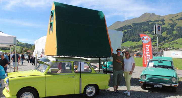 «Ostalgie» in Frutigen: Ingo Bernstein und Lysan Wagner verbinden mit dem Trabi und dem Skoda S100 Kindheitserinnerungen an Ostdeutschland.