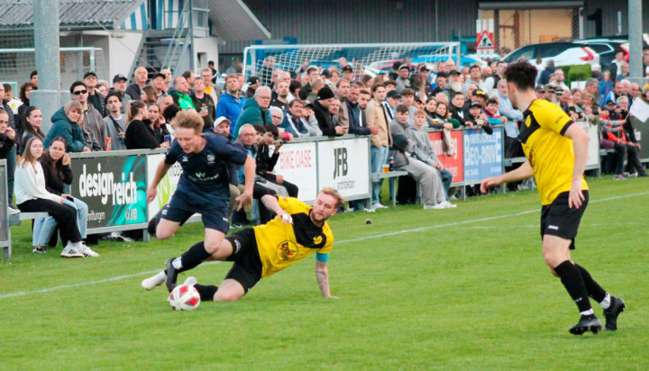 Beide Teams versuchten Offensivaktionen zu kreieren. Es gelang ihnen jedoch nicht, in der Startviertelstunde die Torhüter zu beschäftigen. BILD: PETER SCHMID