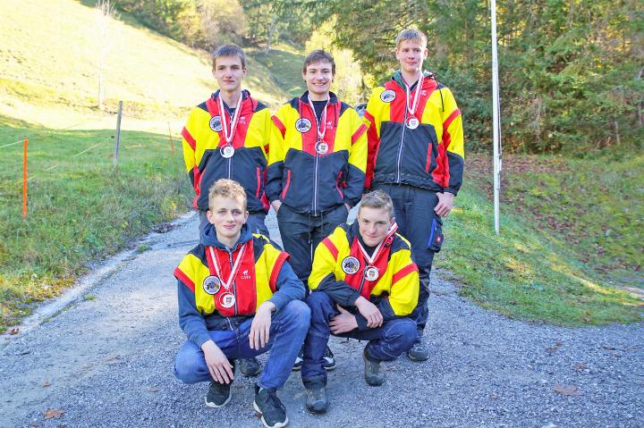 Die Jungschützen aus Krattigen mit (v. l.) Jonas Morgenegg, Pablo Schranz, Simon Morgenegg (stehend) sowie Thierry Heim und Aron Schranz (kniend) gewannen Silber. Ebenso die Suldtalschützen Aeschi mit (v. l.) Marc Zurbriggen, Fritz Graf und Nick Eggen (stehend) sowie Daniel Buchs und Sami Oswald (kniend).
BILDER: MARCEL MARMET