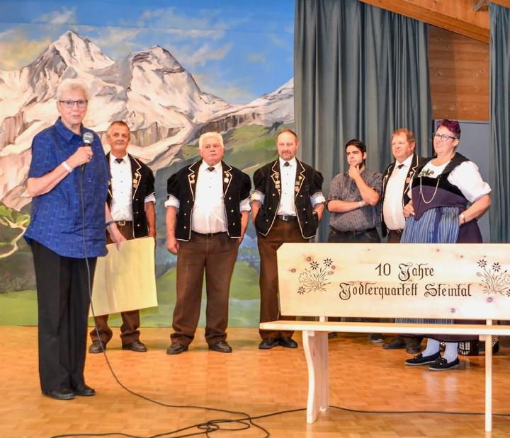 Jodlerquartett Steintal Kandersteg. Vorne: Gino Qualizza, hinten Franz Bircher, Hans Gyger, Fabian Schmid, Christian Abbühl, Regula Schmid-Ogi).