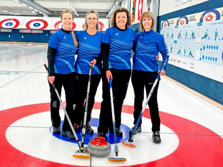 Sandra Born, Sandra Witschonke, Karin Durtschi und Nicole Strausak (v. l.) gewannen als einziges Team alle drei Spiele. BILD: ZVG