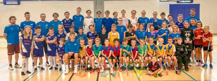Zufriedene Gesichter bei den Frutiger Unihockey-JuniorInnen am Trainingswochenende vor dem Saisonbeginn. BILD: ZVG