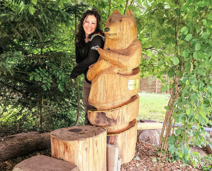 Tamara Buchschacher bei einer der zehn Bahnen entlang des Chugeli-Trails. Zudem steht eine Bahn beim Restaurant Chemihütte und eine beim Gasthaus Suld.