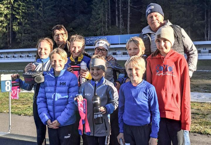 Die Teilnehmerinnen und Teilnehmer des Jugendbiathlons Kandertal mit dem Leiter-Ehepaar Monika und Robert Germann. BILD: JB KANDERTAL