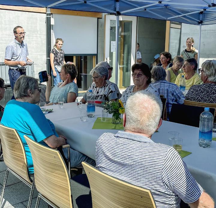 Gemeinderatspräsident Willy Schranz (hinten links) berichtete über die Geschichte des Altersheims. BILDER: CORINA SCHRANZ-LINDT