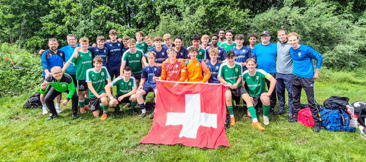 Die B-Junioren der beiden Kandertaler Fussballclubs vertraten im U-19-Turnier an der Oberbayern Trophy die Schweiz. BILD: ZVG