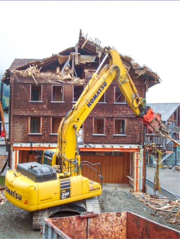 Am 23. September wurde mit den Abbrucharbeiten am Hotel Hari begonnen. BILD: MONIK A INGOLD