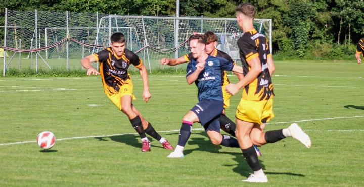 Gleich drei Verteidiger des FC Oberdiessbach gegen Guri vom FC Frutigen. BILD: PETER SCHMID