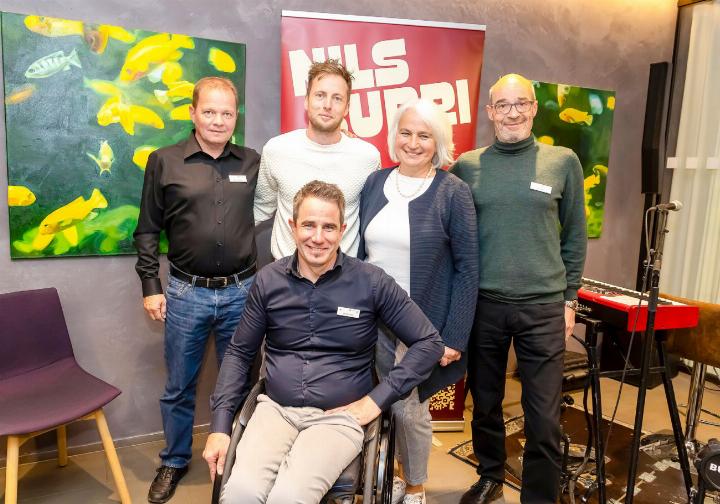 Vor Ort im Einsatz (v. l.): Daniel Reichenbach (Leiter Region Spiez), Christoph Kunz (Finanzcoach), Singer- Songwriter Nils Burri, Edith Bachmann (BEKB-Angestellte) und Standortleiter Beat Fuhrer
BILDER: MICHAEL SCHINNERLING