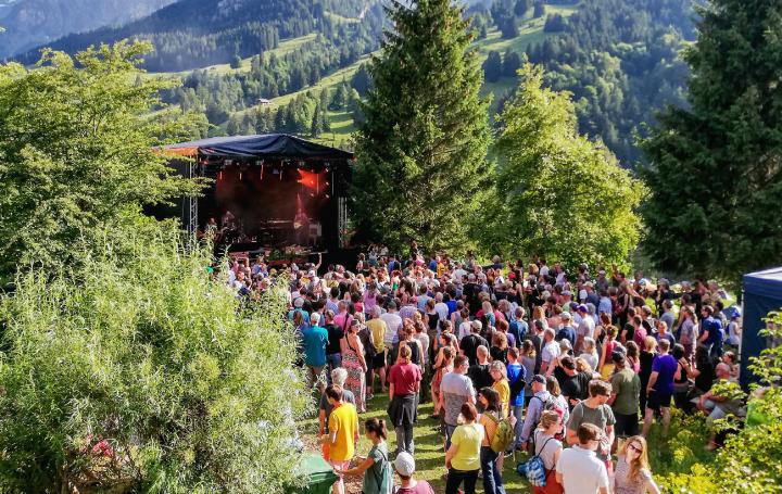 Klein und fein: Das Open Air im Kiental bietet den BesucherInnen neben der Musik jeweils eine ganz spezielle Atmosphäre. BILDER: ZVG