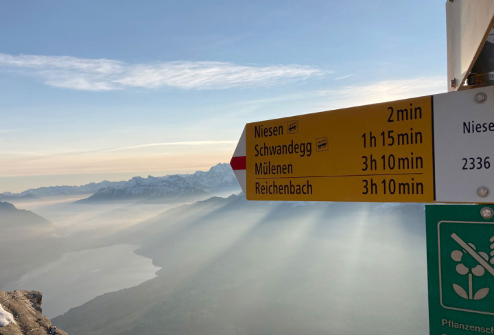 Mystischer Sonnenaufgang auf dem Niesen: Die Profitabilität des Bahn- und Gastrounternehmens muss verbessert werden. BILD: HSF