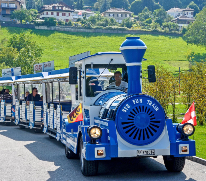 Das blauweisse Spiezer Zügli unterwegs in der Bucht von Spiez – seit 1996 eine Attraktion. BILD: MARTIN NATTERER