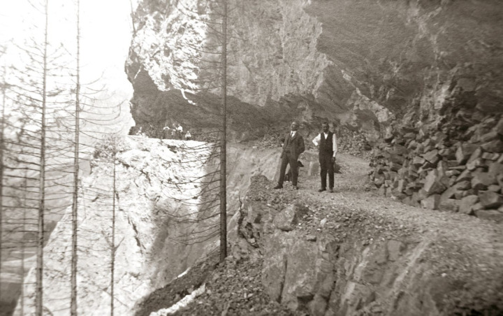 Baubesichtigung im Frühling 1925 – wahrscheinlich durch den Bauleiter Reichen-Wandfluh (l.) und den Kandersteger Gemeindepräsidenten Karl Klopfer BILD: STAATSARCHIV DES K ANTONS BERN, N. BÜHLER 2.10.