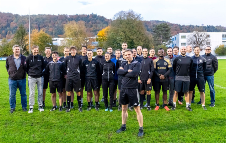 Daniel von Känel (vorne) mit all seinen Schiedsrichterkollegen beim Talenttraining am Montagabend beim FC Heimberg. BILD: MICHAEL SCHINNERLING