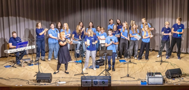 Lebhaft, emotional und mit viel Freude an der Musik präsentierte sich der Chor. BILD: MICHAEL SCHINNERLING
