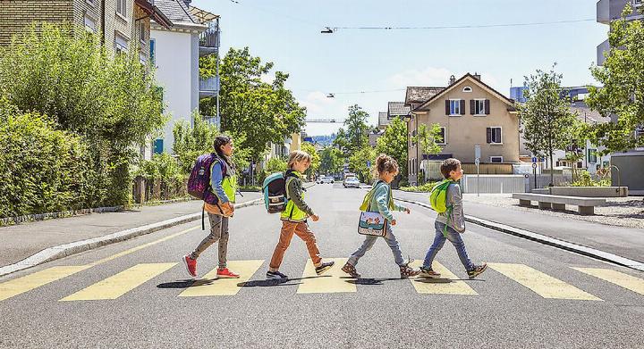 Die Kinder sollen selbst entscheiden, wann sie loslaufen, nämlich erst dann, wenn die Räder stillstehen. Autofahrerinnen und Autofahrer sollen darauf verzichten, sie über die Strasse zu winken.