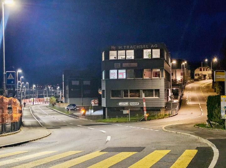 Während zwei Nächten (vom 21. auf den 22. Oktober und vom 24. auf den 25. Oktober) wird die Spiezer Krattigstrasse wegen Belagserneuerung gesperrt. BILD: MARTIN NATTERER