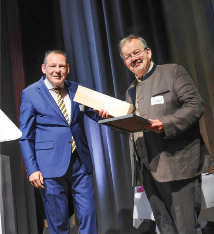 René Maeder (r.) erhält vom GastroBern-Präsidenten Tobias Burkhalter die Ehrenmitgliedschaft überreicht. BILD: ZVG
