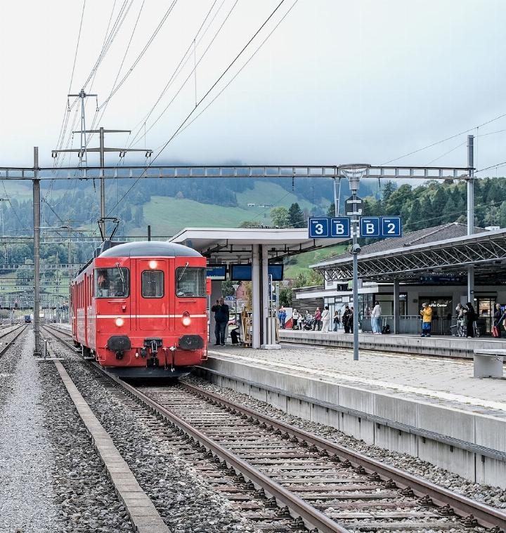 Der BDe 4/4 trifft von Brig kommend um 10.44 Uhr in Frutigen ein. BILDER: GERHARD KAPPHAHN