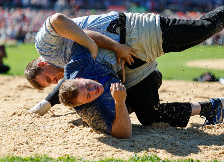 Der Frutigländer Dario Bühler (oben) nimmt sich mit viel Schwung Tim Roth (unten) zur Brust. BILDER: BARBARA LOOSLI