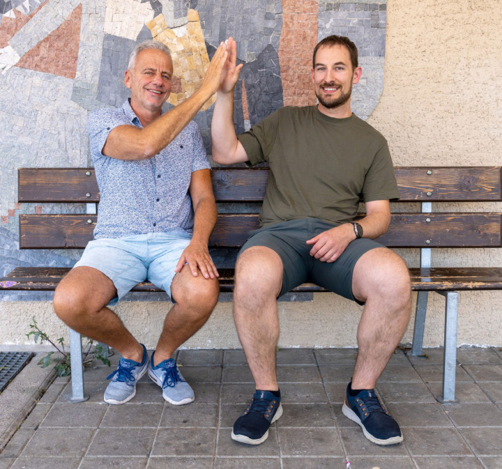 Der scheidende Schulleiter Yves Gfeller (links) und der neue Schulleiter Stefan Kernen (rechts) BILD: MARTIN WENGER