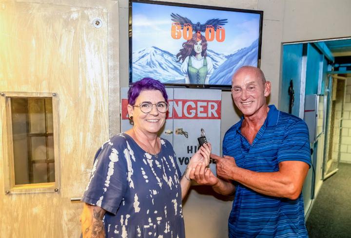 Gabi und Peter Fimberger kamen extra aus Österreich angereist, um den Escape Room in Adelboden zu besuchen. BILD: MICHAEL SCHINNERLING