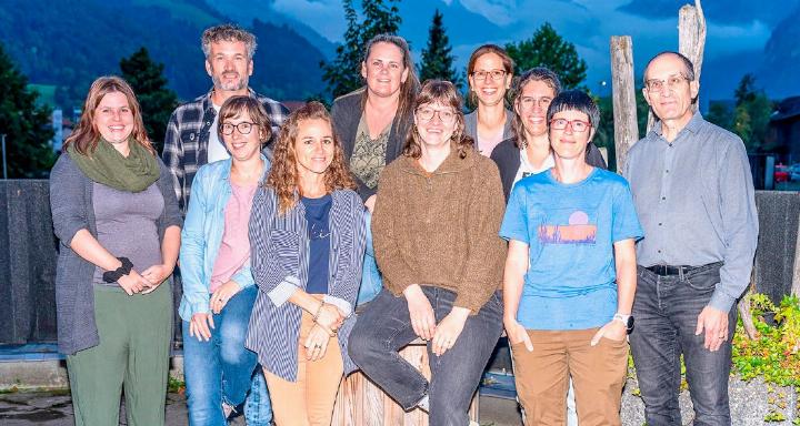 Der Elternverein in seiner Gesamtheit (v.l.): Stefanie Wäfler (Kinderhort), Marc Grossen (Präsident), Sonja Bettschen (Vizepräsidentin), Melanie Grossen (Kleiderbörse), Corina Rösti (Ludothek), Nicole Wegmüller (Ferienpass), Daniela Rutz (Sekretärin, Elternbildung), Rahel Werthmüller (Spielgruppe), Nadine Zbären (Waldspielgruppe), Pierre-Etienne Robert (Kassier). BILD: MARTIN WENGER