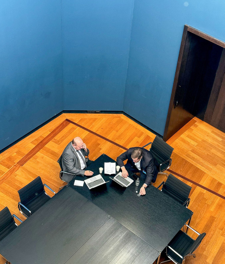 In einem Sitzungszimmer berät sich Ernst Wandfluh (l.) mit Andreas Wyss (Lobbyist und ehemaliger Geschäftsführer des Berner Bauern Verbands). BILDER: BIANCA HÜSING