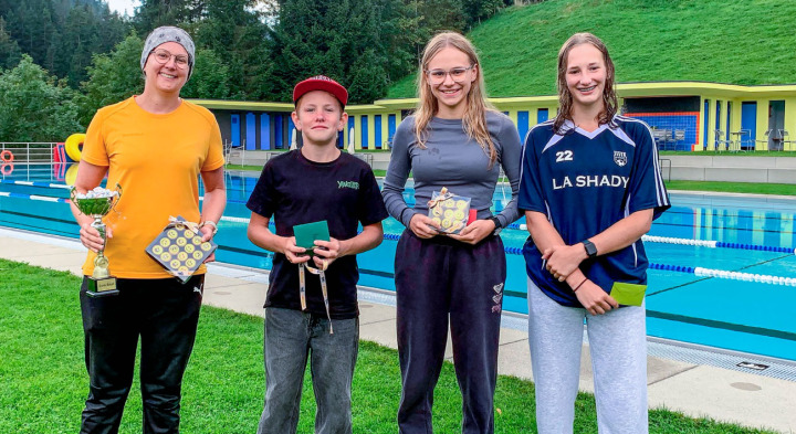 Die Siegerin Riccarda Egger, Alex Allenbach, Ema Marsikova und Litonya Lauber (v.l.).BILD: ZVG / SCHWIMMKLUB ADELBODEN