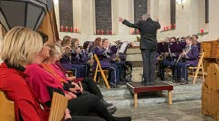 Die Panflötengruppe Alpenpan und die Musikgesellschaft Adelboden erfreuten die ZuhörerInnen mit weihnachtlichen Klängen. BILD: CORINA SCHRANZ-LINDT