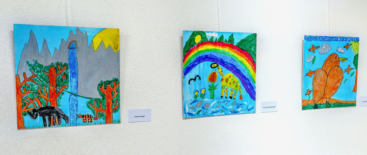 Bunte Kunstwerke zieren die Wände des Widi-Fit. BILD: MARTIN WENGER