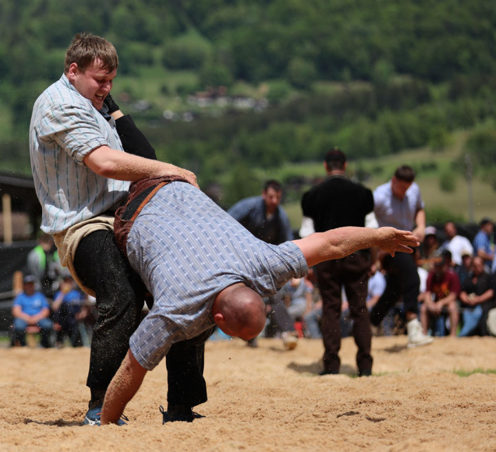 Dario Bühler (l.) gegen Stephan von Büren am Oberländischen Schwingfest 2024 in Brienz