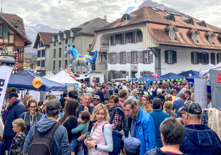 Gedränge am Frutig-Märit: Was Publikum und Standbetreiber freut, stellt auch ein Risiko dar. Die Veranstalter mussten das Sicherheitskonzept aktualisieren. BILD: HANS RUDOLF SCHNEIDER Gedränge am Frutig-Märit: Was Publikum und Standbetreiber freut, stellt auch ein Risiko dar. Die Veranstalter mussten das Sicherheitskonzept aktualisieren. BILD: HANS RUDOLF SCHNEIDER