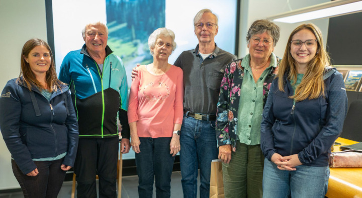 Gruppenbild mit Gästen (v.l.): Corinne von Bergen (Leiterin Tourist Center Frutigen), Gottlieb Sarbach, Henriette und Martin Baas, Susanna Sarbach und Jana Trachsel (Tourist Center). BILD: HSF