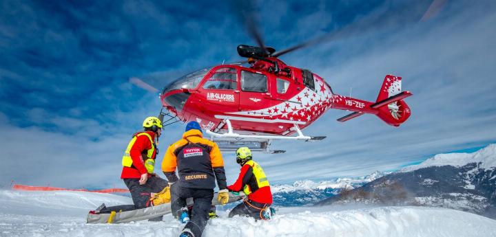 Ein Team der Air-Glaciers (hier ein Symboldbild) und weitere Spezialisten hatten sich auf den Weg zum Morgenhorn (kleines Bild) gemacht, um zu helfen. BILDER: ZVG