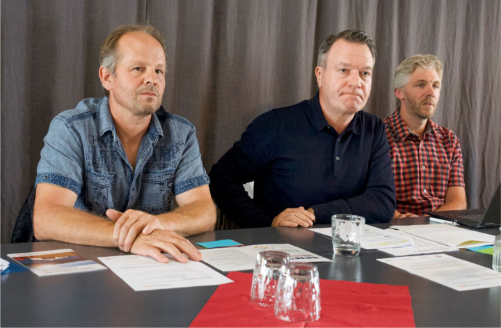 Vizepräsident Stephan Oester, Präsident Daniel Fluri und Geschäftsführer Erwin Oester (v. l.) lauschen den kritischen Worten eines Adelbodner Aktionärs. Sein Antrag erhielt allerdings keine Zustimmung. BILD: RETO KOLLER