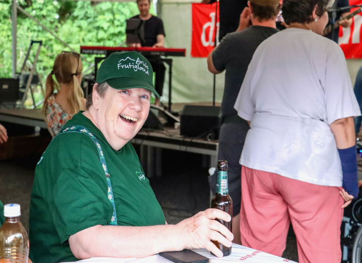 Das jährliche Fest der Werkstatt und des Wohnheims ArWo Frutigland war trotz plötzlichem Starkregen ein voller Erfolg. BILD: ZVG