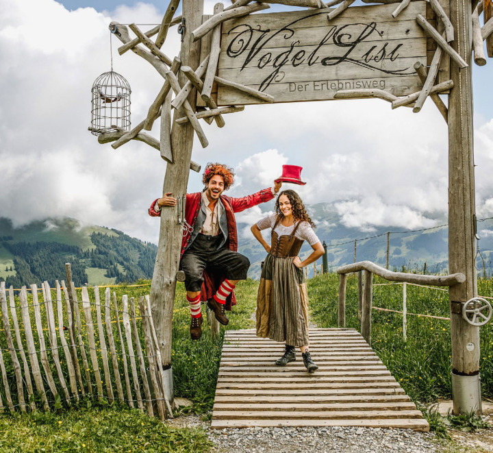 Am 2. und 3. August 2025 dreht sich auf dem Sillerenbühl alles um die berühmteste Adelbodnerin und ihre Freunde: hier das Vogellisi (rechts) mit Tuck. BILD: BERGBAHNEN ADELBODEN-LENK AG
