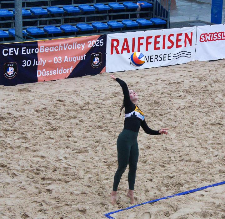 Benthe Essink (Team Essink/Gijsen, NED) spielt den allerersten Ball gegen das US-Team Bork/Nora. BILD: MARTIN NATTERER