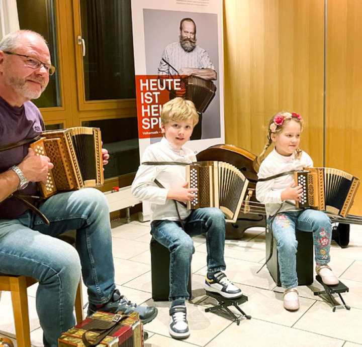 Die Kinder konnten ungezwungen mit erfahrenen Musikanten üben. BILD: ZVG