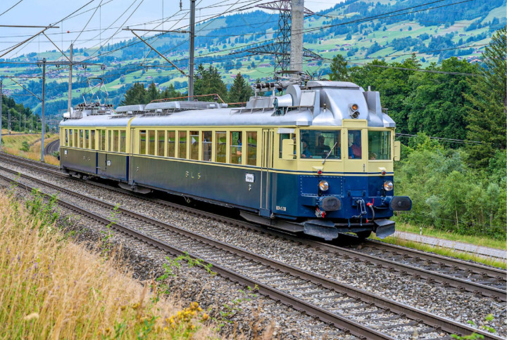 Der «Blaue Pfeil» rauscht an Wengi vorbei. Gefahren wird er von Lokführer Dani Hauswirth.