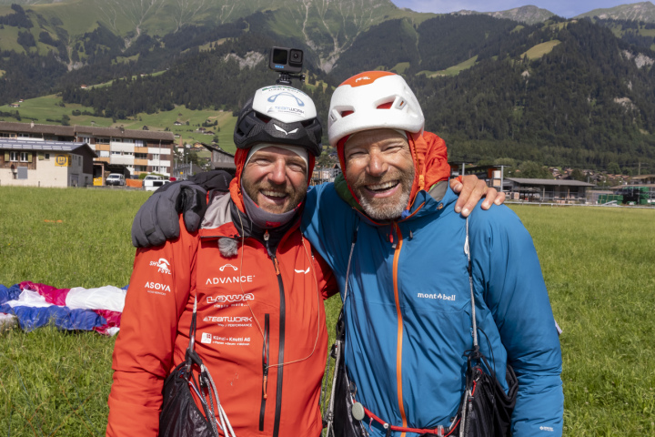 Nach der Landung in Frutigen (v.l.): Chrigel Maurer und Peter von Känel. Bild: Michael Schinnerling