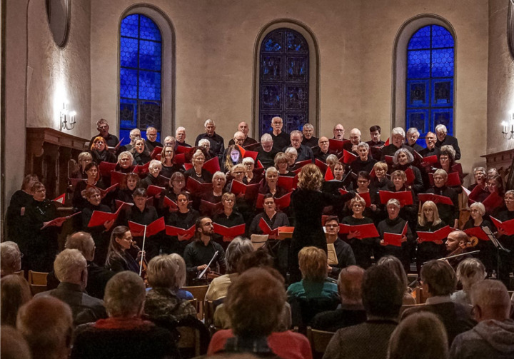 Aus den beiden Kirchenchören Thun-Strättligen und Frutigen entstand ein beachtliches Ensemble von über 50 Mitwirkenden. BILD: MARCEL MARMET