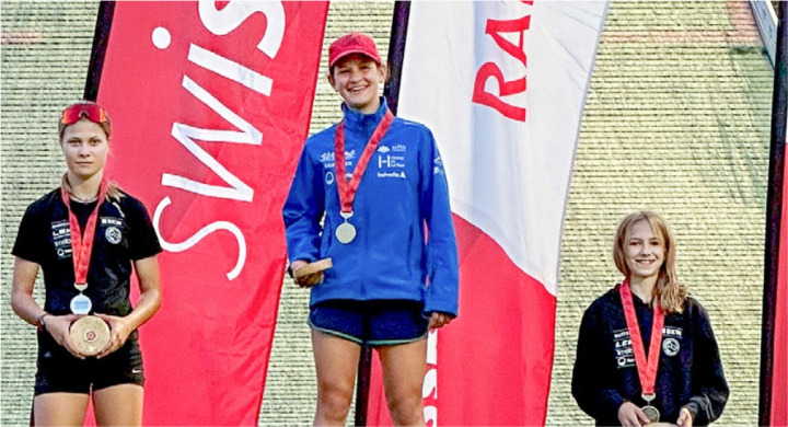 Zwei Kanderstegerinnen auf dem Podest: Giulia Belz (l.) und Tiziana Germann (r.) BILD: RICARDA GERMANN