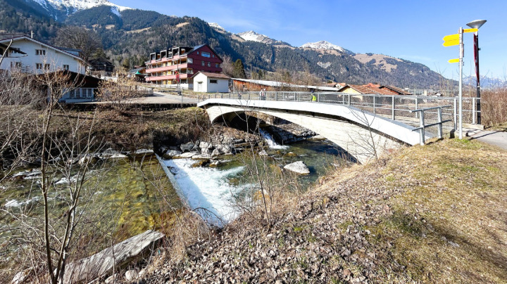 Der heutige Fussgängersteg aus Beton vom Dorf zum Bahnhof Frutigen soll durch eine neue Stahlkonstruktion ersetzt werden. BILD: HANS RUDOLF SCHNEIDER