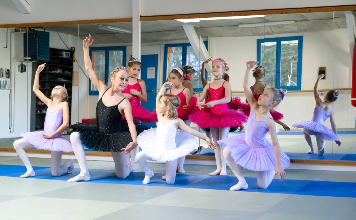 Mit grossem Einsatz bringt Verena «Verusch» Probst den Kindern Ballettposen bei. BILD: MICHAEL SCHINNERLING